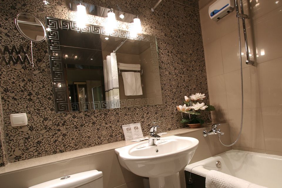 Ванная комната с зеркалом